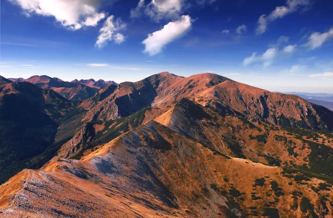 Czerwone Wierchy: Odkryj niezapomniane trasy i piękno gór
