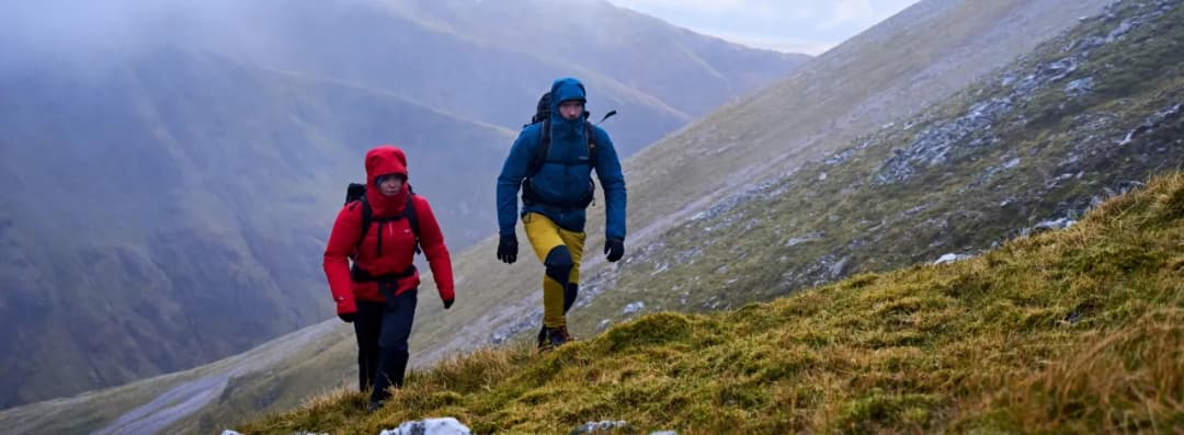 Jakie spodnie w góry wybrać, aby czuć się komfortowo i bezpiecznie?